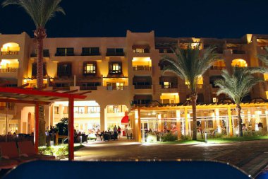 Beş yıldızlı akşam oteli. İnsanlar tropikal tatil beldesinde dinlenmek