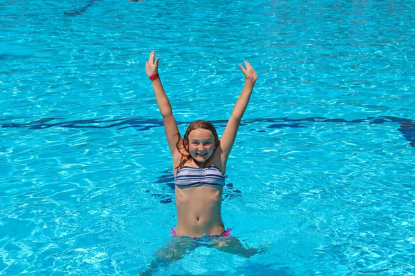 Menina relaxante e nadando na piscina durante as férias — Fotografia de Stock