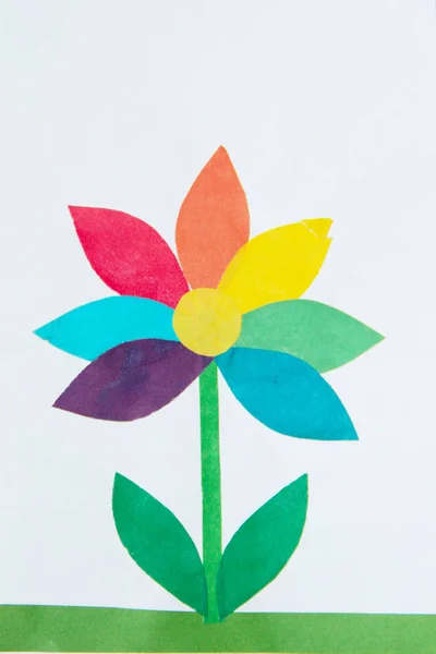 Kinderachtig oneven baan van veelkleurige bloem op groen gazon — Stockfoto