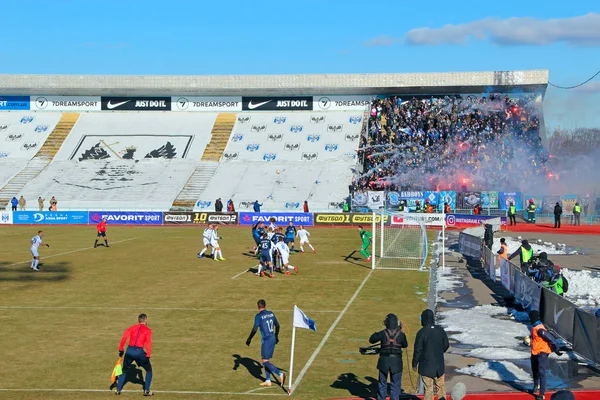 Football fans f FC Dynamo Kyiv burn fires on stands oduring match — Stock Photo, Image