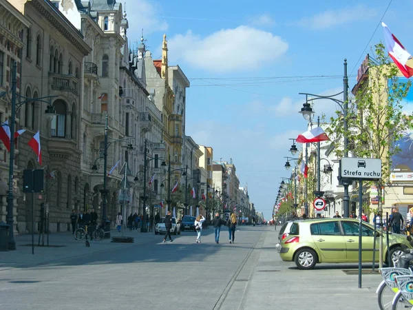 Туристы ходят по улице Piotrkowska главной туристической улице в Лодзи — стоковое фото