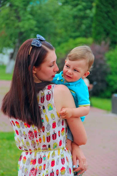 Una giovane madre che guarda il figlio. La maternità. Relazioni familiari — Foto Stock