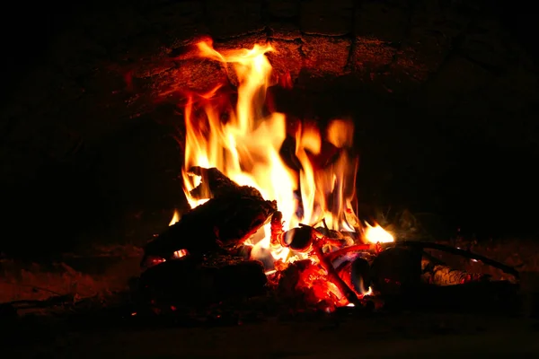 Leña de fuego brillantemente ardiendo en horno. Fuego y llamas — Foto de Stock