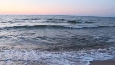 Kumlu sahilde Baltık Denizi dalgaları. Deniz dalgaları sıçrıyor. Tatil kavramı