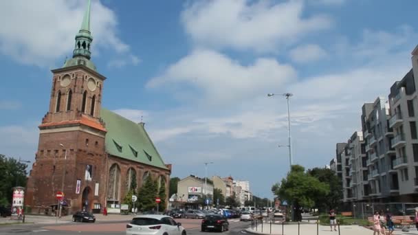 Gdansk Danzig Barbara Church 波兰格但斯克的圣芭芭拉罗马天主教教堂 位于波兰格但斯克繁忙街道的圣芭芭拉教堂 — 图库视频影像