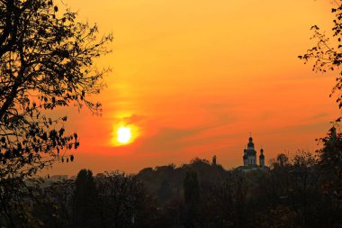 Güzel akşam manzaralı turuncu gün batımı. Alacakaranlık ve parlak gün batımı.