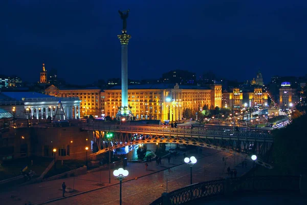 Gece Kiev Bağımsızlık Meydanı Panoraması. Gece şehrinin ışıkları — Stok fotoğraf