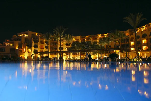 Pětihvězdičkový hotel s bazénem ve večerních hodinách. luxusní hotel — Stock fotografie