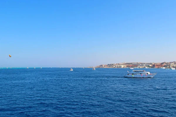 Pohled na pobřeží Hurghada a loď na moři. Panorama Rudého moře u Hurghady — Stock fotografie