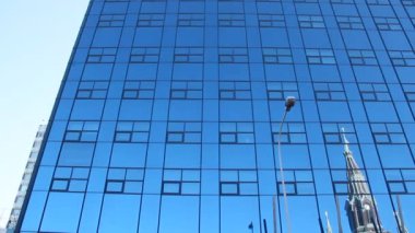 Lodz / Polonya. 18 Haziran 2019: Lodz 'da gökdelen. Lodz 'da mavi pencereli uzun bir gökdelen. Polonya 'nın Lodz şehrinde eşit pencereli modern bina