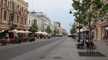 Lodz / Polonya. 18 Haziran 2019: Lodz Piotrkowska Merkez Caddesi. Polonya 'nın ana turistik caddesi Lodz Piotrkowska. Piotrkowska caddesinde insanlar Lodz 'da dinleniyor