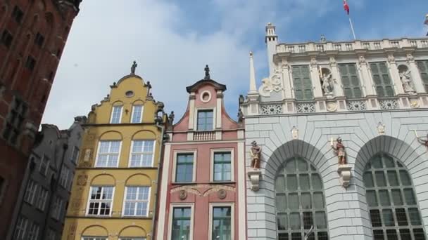 格但斯克 2019年6月24日 在格但斯克 Gdansk 有老房子的漂亮建筑 格但斯克古城的古建筑 旧城古老的有色人种的房子 格但斯克有漂亮屋顶的建筑物 — 图库视频影像