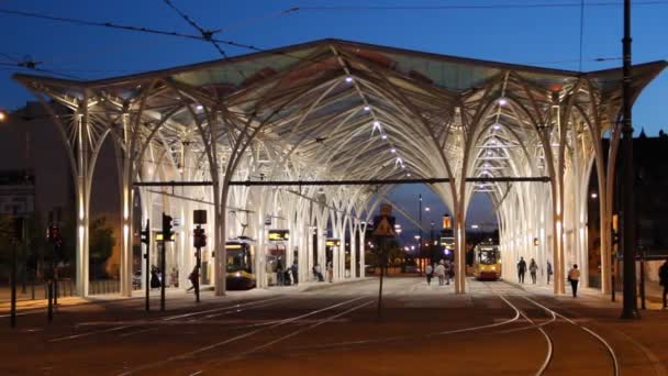 Lodz Polen Juni 2019 Vacker Arkitektonisk Komposition Kvällsstaden Modern Byggnad — Stockvideo