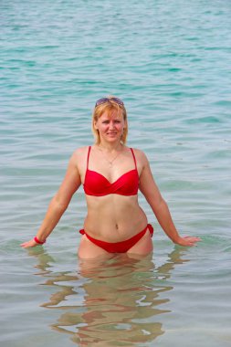 Genç bayan denizde yıkanmaktan zevk alıyor. Denizde duran kız