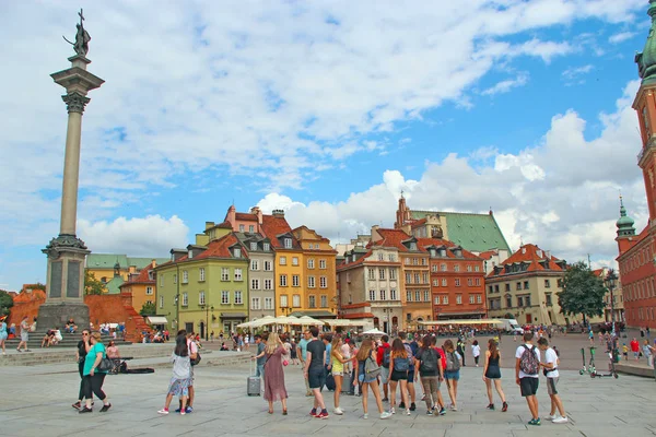 Turyści spacerują po starym mieście w centrum Warszawy — Zdjęcie stockowe