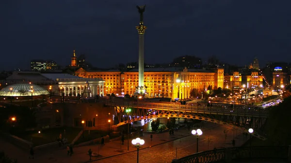 Panorama Náměstí nezávislosti v ukrajinském hlavním městě Kyjevě v noci — Stock fotografie