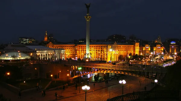 Panorama di Piazza Indipendenza nella capitale ucraina Kiev di notte — Foto Stock