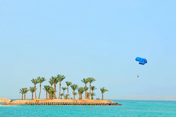在红海热带岛屿上空寄生。 埃及热带旅游胜地 — 图库照片
