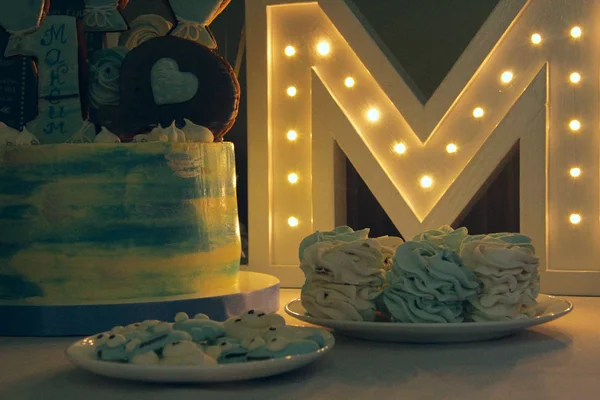 Kutlama pastası ve doğum günü için büyük M harfi. — Stok fotoğraf