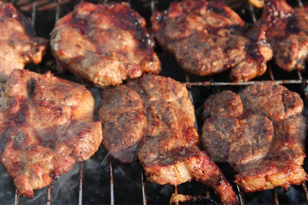 Proceso de cocción de carne. Filete en la barbacoa. Preparación de carne de cerdo apetitoso fuera — Foto de Stock
