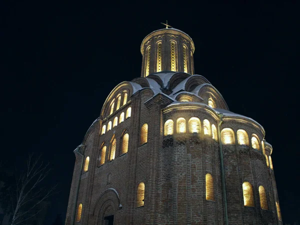 Kuppeln der Kirche auf dem Hintergrund des Nachthimmels — Stockfoto