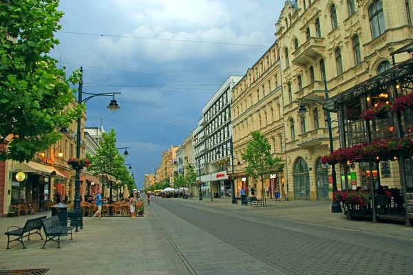Gewitterwolken über der wichtigsten Touristenstraße der polnischen Stadt lodz piotrkowska — Stockfoto