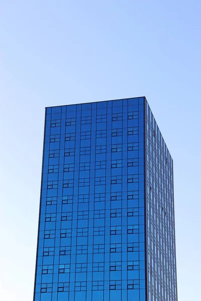 Modern skyscraper with equal windows standing in Polish city Lodz — Stock Photo, Image