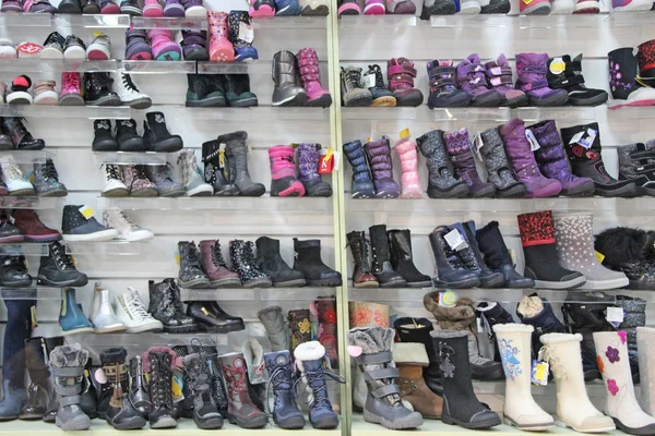 Schuhgeschäft mit vielen verschiedenen Schuhen — Stockfoto