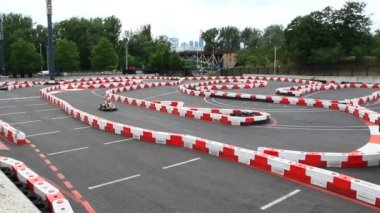 Lodz / Polonya. 18 Haziran 2019: yarış pistinde go-kart süren sporcular. İki pilot eğitiminde at arabaları kullanılıyor. Yarış pistinde karting eğitimi. İki sporcu özel pistte karting yapmak için antrenman yapıyor.
