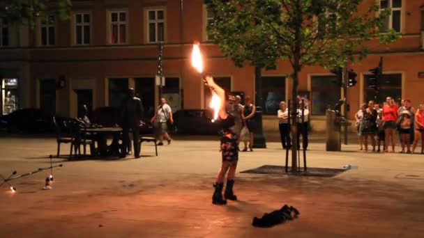 Lodz Polónia Junho 2019 Menina Fakir Mostrando Desempenho Noite Cidade — Vídeo de Stock