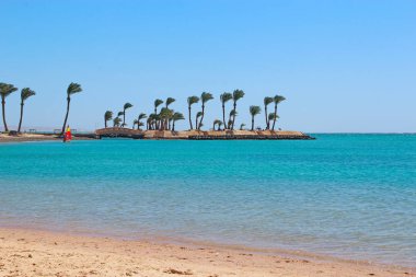 Palmiye ağaçları ve deniz ile tropik ada. Red sea Paradise Island