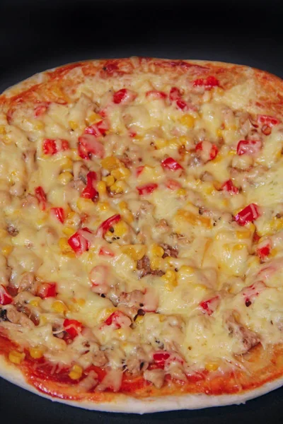 Frische appetitliche Pizza mit leckeren Zutaten auf buntem Teller — Stockfoto