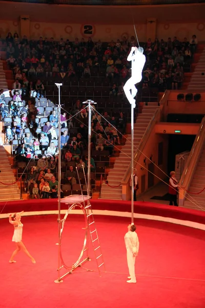 Los gimnastas realizan trucos inimaginables bajo la cúpula del circo —  Fotos de Stock