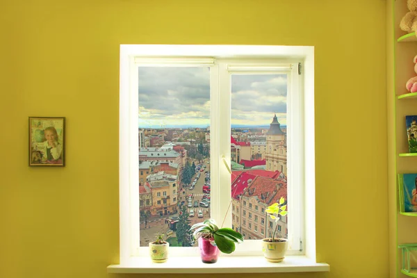 Fönster i barnrum med utsikt över staden — Stockfoto
