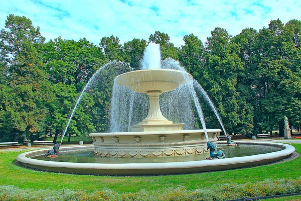 Duża fontanna w misce w parku miejskim w Warszawie — Zdjęcie stockowe