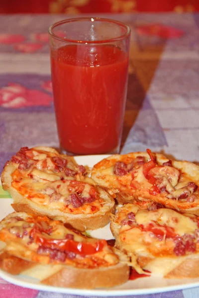 Sanduíches quentes com salsicha de queijo derretido e suco de tomate. Fast food — Fotografia de Stock