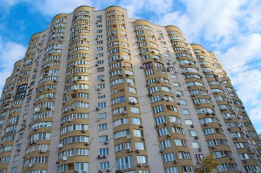 Kyiv / Ukrayna. 09 Mart 2019: Mavi gökyüzü arka planındaki apartman. Kyiv 'deki çok katlı modern apartman bloklarının manzarası. Şehir mimarisi. Şehir hayatı. Modern mimari. Kaliteli bir apartman dairesi. Emlak