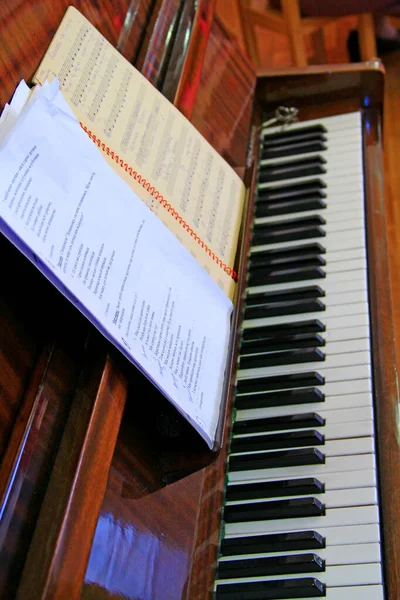 Piano Con Notas Están Listos Para Tocar Teclado Instrumento Musical —  Fotos de Stock