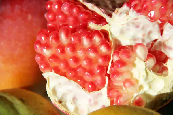 Rompido Romã Madura Perto Sementes Maduras Romã Perto Frutas Deliciosas — Fotografia de Stock