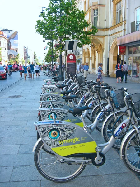 Lodz Polónia Agosto 2019 Vista Rua Cidade Com Muitas Bicicletas — Fotografia de Stock