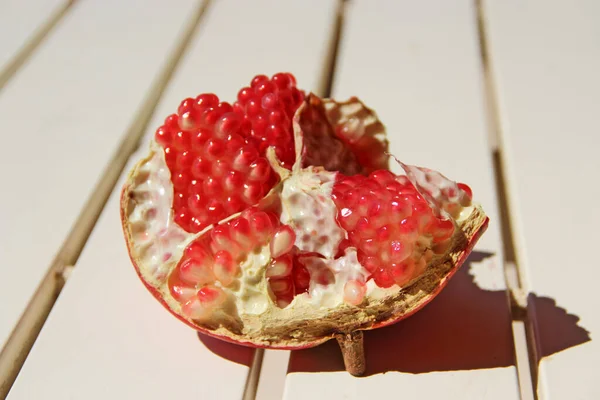 Rompido Romã Madura Perto Sementes Maduras Romã Perto Frutas Deliciosas — Fotografia de Stock