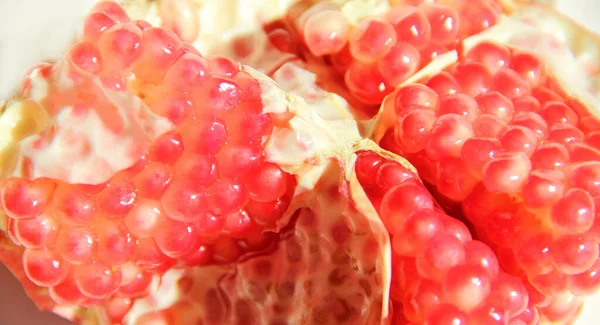 Rompido Romã Madura Perto Sementes Maduras Romã Perto Frutas Deliciosas — Fotografia de Stock