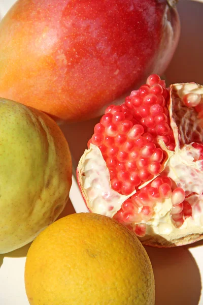 Ripe Granaatappel Peer Oranje Mango Close Heerlijk Fruit Nuttig Eten — Stockfoto
