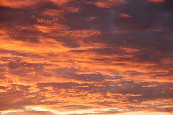 美しい夕景とオレンジの夕日 美しい減少の間に明るい雲とパノラマ 明るい夕日と黄昏 炎色の雲と明るい風景 — ストック写真