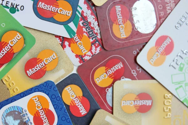 Csernyik Ukrajna Február 2020 Ukrajna Különböző Hitelkártyák Mastercard Márka Logó — Stock Fotó