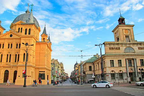 Lodz ポーランド 2019年8月3日 ロドスの中心街 人々は街の通りを歩いている ポーランドのロドスにある聖霊教会の降下 午後にはロドスPiotrkowskaの中心街 — ストック写真