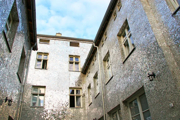 Budova Zrcadlovými Zdmi Fasáda Budovy Úlomků Zrcadel Stěny Domu Jsou — Stock fotografie