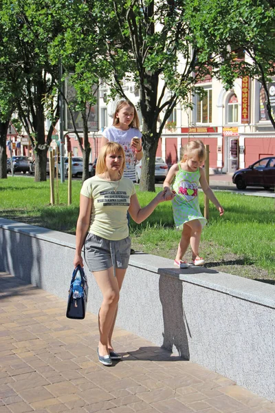 Mãe Andando Com Suas Filhas Redor Cidade Mamãe Levando Filha — Fotografia de Stock