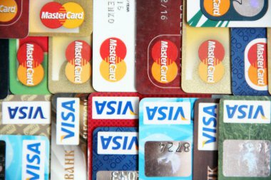 Chernihiv / Ukrayna - 08 Şubat 2020 / Ukrayna: VISA marka logolu kredi kartları. Birçok VISA kredi kartını kapat. VISA 'nın plastik banka kartları. Uluslararası ödeme sistemleri. Dolaşım aracı. Ödeme aracı. Nakit ödemeler