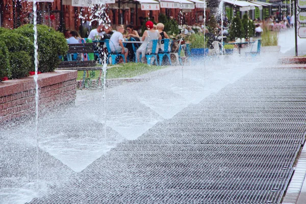 Pessoas Têm Resto Perto Fontes Cidade Jatos Água Fontes Dia — Fotografia de Stock
